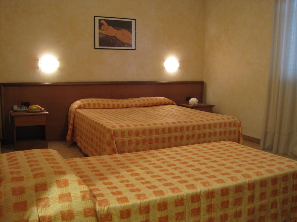 Hotel Italia Carmagnola Δωμάτιο φωτογραφία