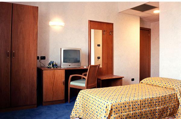 Hotel Italia Carmagnola Δωμάτιο φωτογραφία