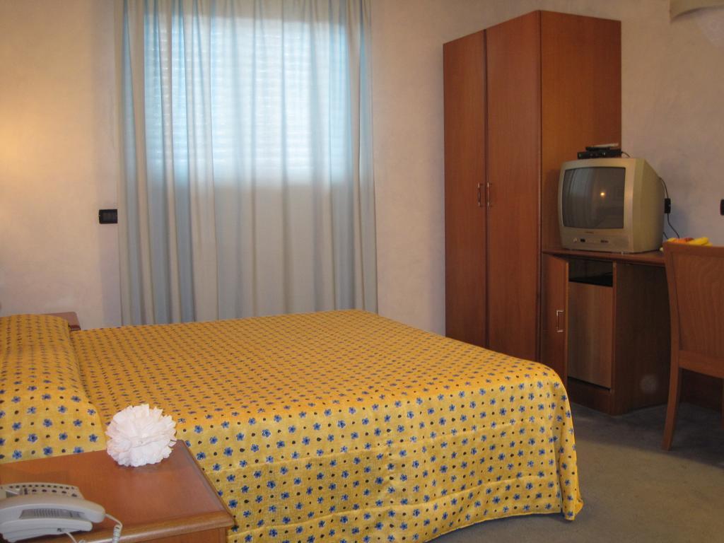 Hotel Italia Carmagnola Δωμάτιο φωτογραφία