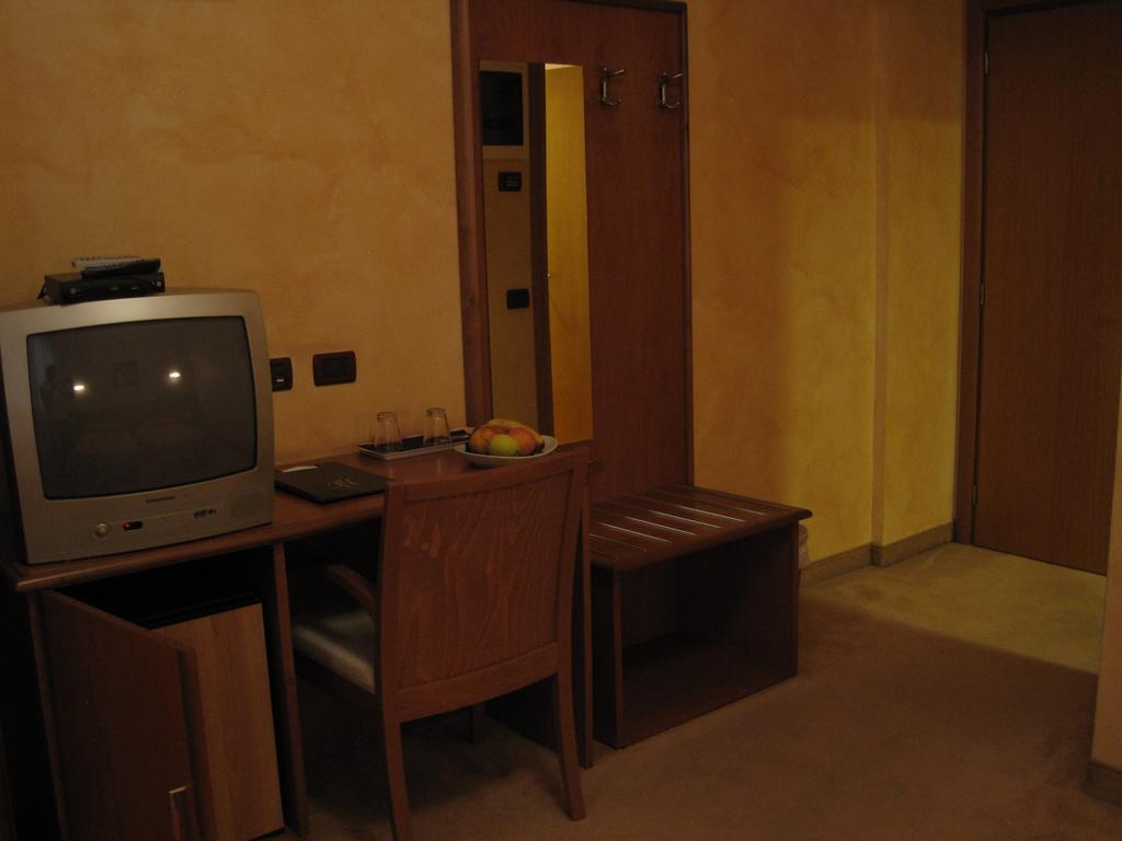 Hotel Italia Carmagnola Δωμάτιο φωτογραφία