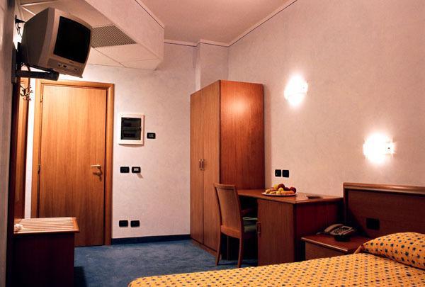Hotel Italia Carmagnola Δωμάτιο φωτογραφία