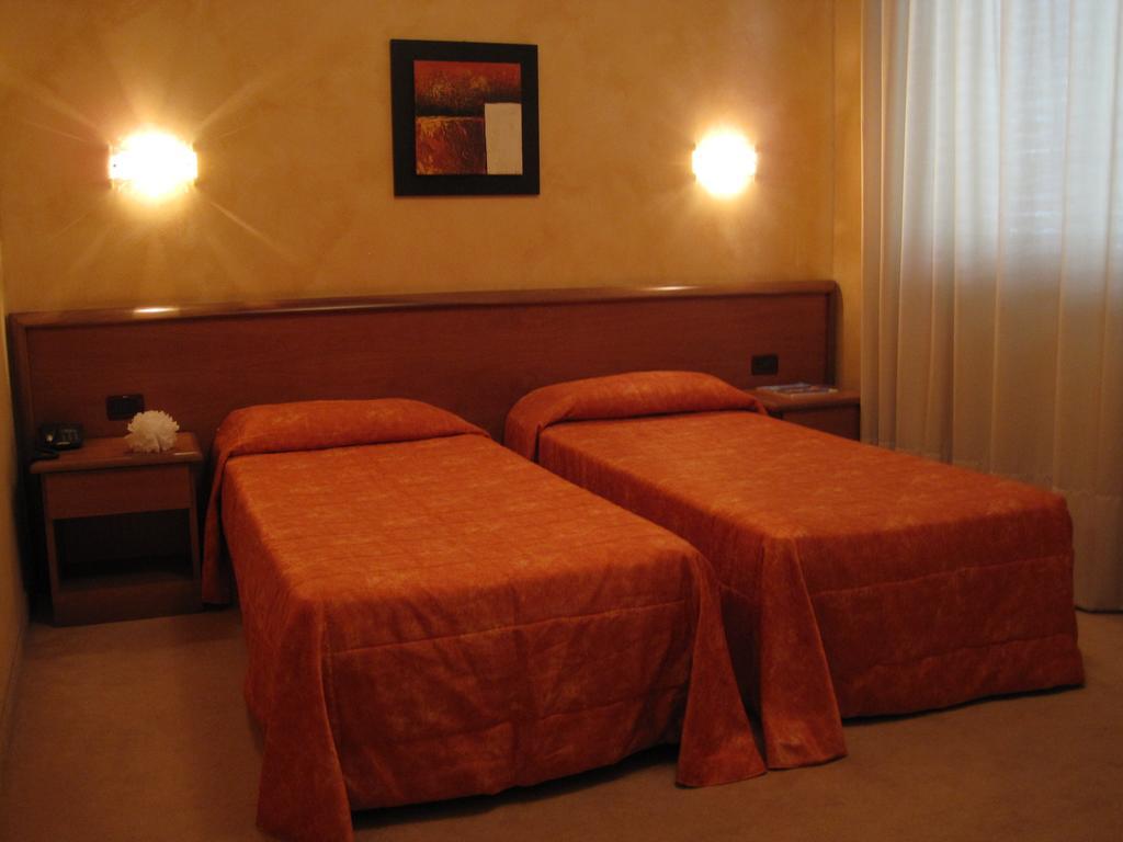 Hotel Italia Carmagnola Δωμάτιο φωτογραφία