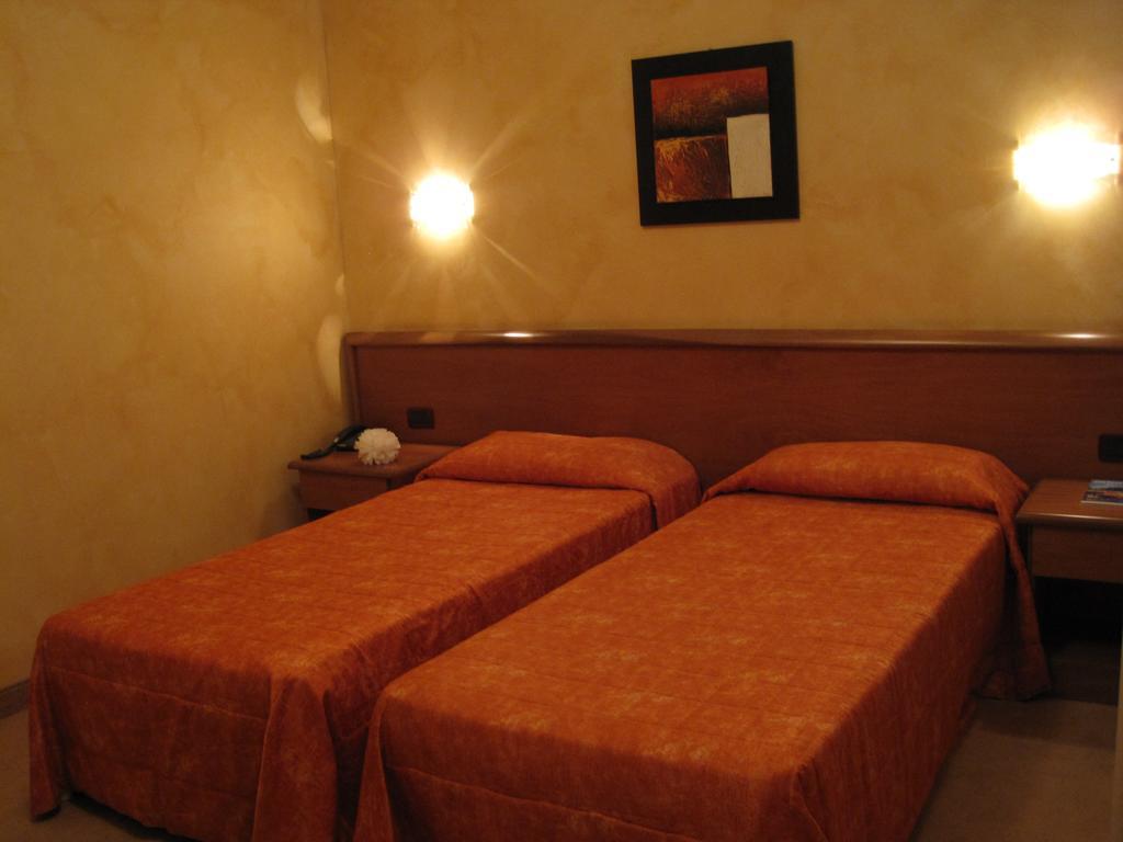 Hotel Italia Carmagnola Δωμάτιο φωτογραφία