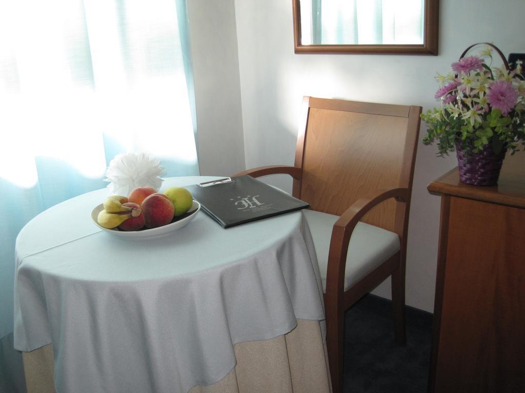 Hotel Italia Carmagnola Δωμάτιο φωτογραφία
